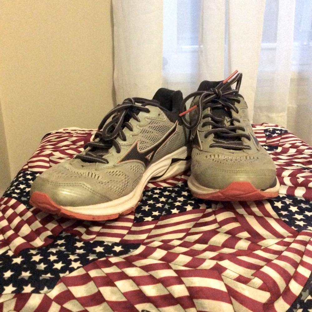 Women’s Mizuno Wave Rider 21 running sneakers